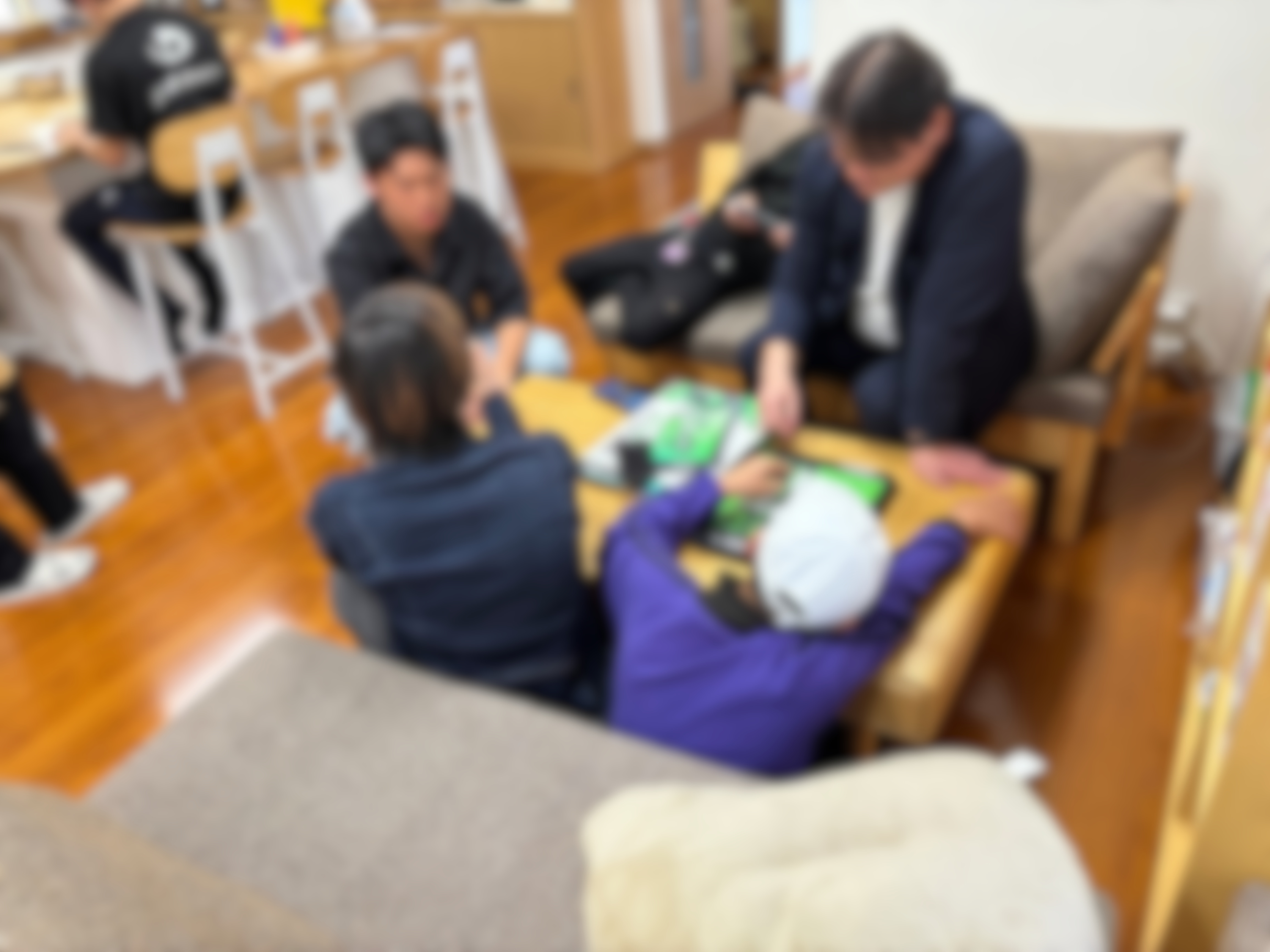 室内で過ごす子どもたち